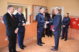 Uczestnicy uroczystości w czasie mianowania Kierownika Posterunku Policji w Kaliskach.