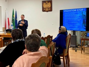 Policjant prowadzi prelekcję dla seniorów.
