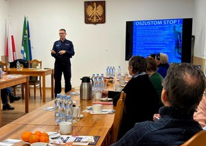 Policjant prowadzi prelekcję dla seniorów.
