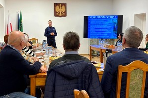 Policjant prowadzi prelekcję dla seniorów.