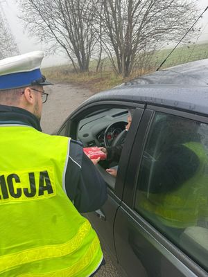 Policjant wręcza apteczkę.