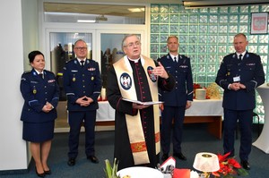 Zdjęcie grupowe, kapelan, komendanci oraz przedstawiciele policyjnych związków zawodowych.