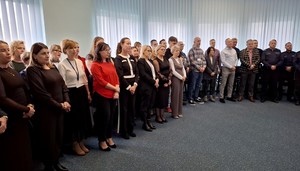 Zdjęcie grupowe pracowników komendy w auli miejscowej komendy.