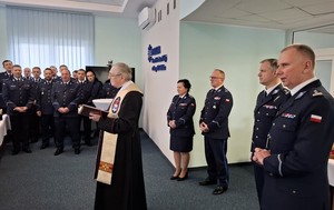 Ogólny widok na aulę. Kapelan przemawia do zebranych.