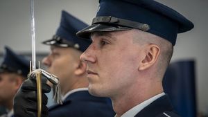 Policjant z uniesioną na wysokości twarzy szablą.