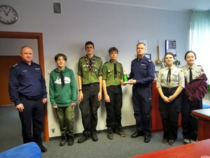 Zdjęcie grupowe policjantów wraz z harcerzami.
