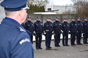 Policjanci w czasie uroczystej zbiórki, która odbyła się na placu przy budynku komisariatu.