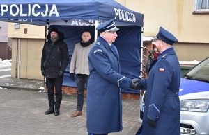 Policjanci w czasie uroczystej zbiórki, która odbyła się na placu przy budynku komisariatu.