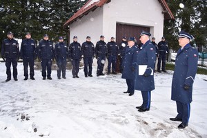 Policjanci w czasie uroczystej zbiórki, która odbyła się na placu przy budynku komisariatu.