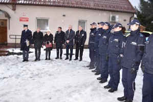 Policjanci w czasie uroczystej zbiórki, która odbyła się na placu przy budynku komisariatu.