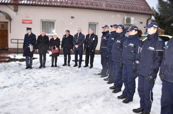 Policjanci w czasie uroczystej zbiórki, która odbyła się na placu przy budynku komisariatu.