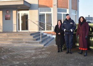 Komendant w towarzystwie przedstawicieli Starostwa Powiatowego w Starogardzie Gdańskim w czasie przekazania kluczyków do nowego radiowozu.