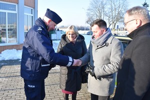 Przekazanie kluczyków do nowego radiowozu przez włodarzy.