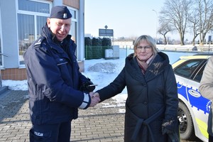 Przekazanie kluczyków do nowego radiowozu przez włodarzy.