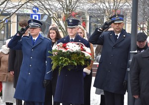Zastępca Komendanta Powiatowego Policji w czasie uroczystości uczczenia 106. rocznicy powrotu Starogardu Gdańskiego do Macierzy.