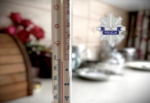 Termometr na szafce w kuchni wskazujący temperaturę -2 stopni Celsjusza.