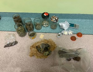 Zabezpieczone przez policjantów środki odurzające.