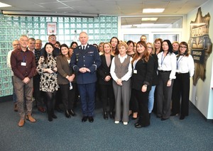 Komendant i pracownicy cywilni.