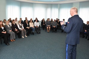 Komendant i pracownicy cywilni.