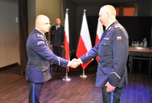 Komendant, policjanci oraz zebrani goście w trakcie uroczystej zbiórki.