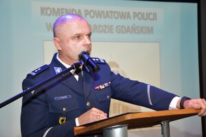Komendant, policjanci oraz zebrani goście w trakcie uroczystej zbiórki.