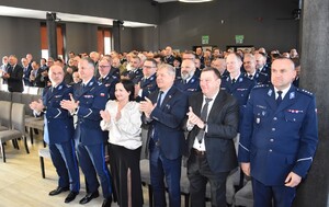 Komendant, policjanci oraz zebrani goście w trakcie uroczystej zbiórki.