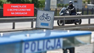 Policyjny kogut, jadący drogą motocyklista oraz oznaczenie ścieżki rowerowej. W górnym prawym rogu biało-niebieski napis na czerwonym tle - Pamiętajcie o bezpieczeństwie na drogach.