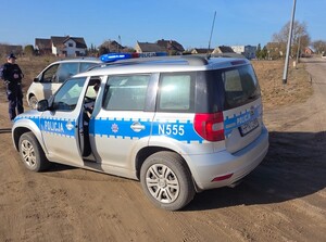 Policyjny radiowóz i zatrzymany do kontroli drogowej Seat.