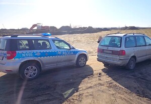 Policyjny radiowóz i zatrzymany do kontroli drogowej Seat.