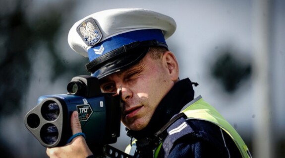 Policjant z miernikiem prędkości