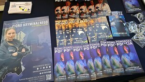 Rozłożone ulotki rekrutacyjne oraz profilaktyczne w policyjnym punkcie informacyjnym.