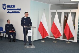 mł. insp. Remigiusz Wierzba prezentuje slajd dotyczący osiągniętych mierników ocennych.