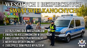 Zdjęcie policjantki i radiowozu w pobliżu galerii handlowej. Na zdjęciu znajdują się napisy mówiące o przedświątecznych zagrożeniach.