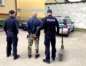 Policjanci wraz z zatrzymanym mężczyzną. Obok stoi odzyskana hulajnoga.