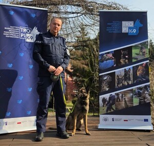 Przewodnik z psem pozują do zdjęcia.