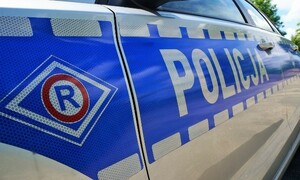 Bok radiowozu policyjnego z oznaczeniem służby Ruchu Drogowego oraz napisem POLICJA.