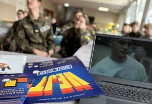 Zajęcia Policjantki z młodzieżą dotyczące hejtu i odpowiedzialności nieletnich. Uczniowie i policjantka w trakcie pogadanki