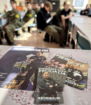 Policjantka w czasie spotkania profilaktycznego z uczniami.