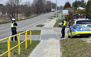 Policjanci podczas statycznej kontroli prędkości pojazdów.