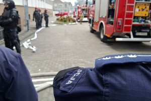 Policjanci w trakcie ćwiczeń służb mundurowych.