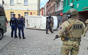 Policjanci w trakcie ćwiczeń służb mundurowych.