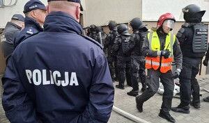 Policjanci w trakcie ćwiczeń służb mundurowych.