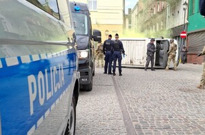 Policjanci w trakcie ćwiczeń służb mundurowych.