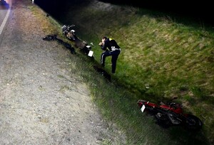 Motocykle na miejscu zdarzenia. Policjant w trakcie oględzin.