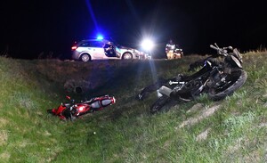 Motocykle na miejscu zdarzenia. W tle radiowóz policyjny.