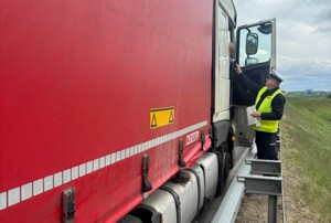 Policjant w trakcie kontroli ciężarówki.