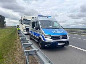 Policjant w trakcie kontroli ciężarówki.