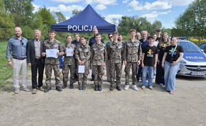 Zdjęcie grupowe ze zwycięzcami gry terenowej oraz organizatorami.