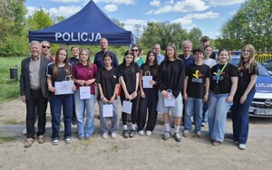 Zdjęcie grupowe ze zwycięzcami gry terenowej oraz organizatorami.