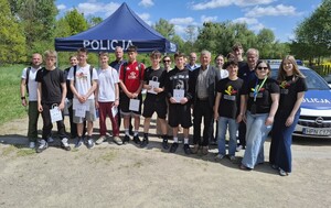 Zdjęcie grupowe ze zwycięzcami gry terenowej oraz organizatorami.